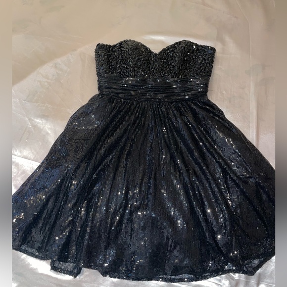 Very cute black strap less sparkly dress - Picture 2 of 14